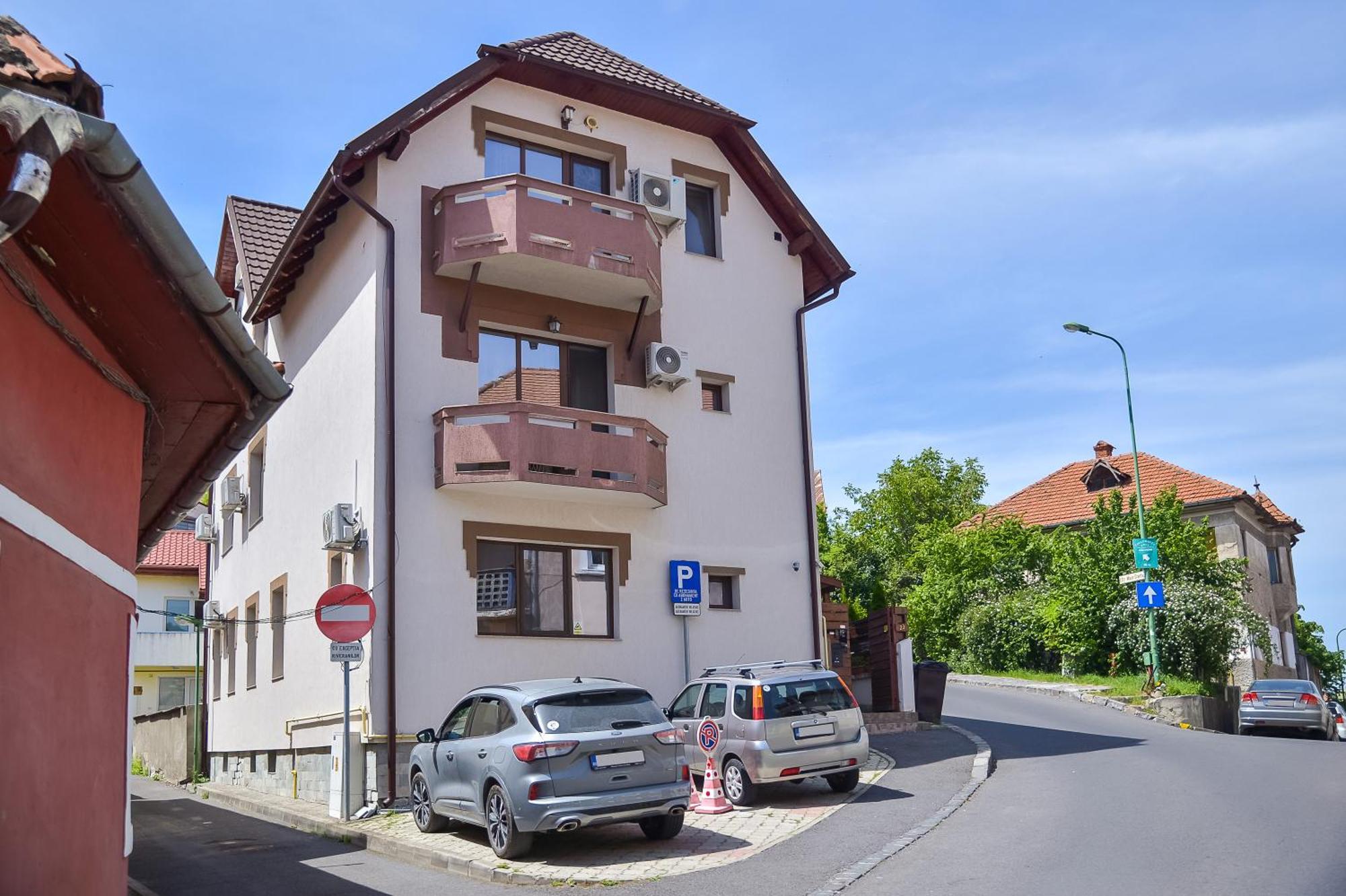 Apartment Buzoianu By Holztreppe